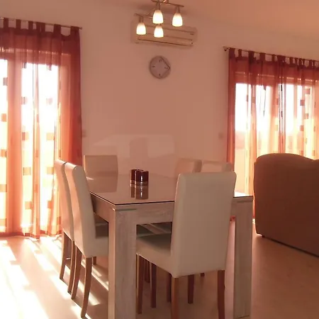 아파트 Robi 트로기르