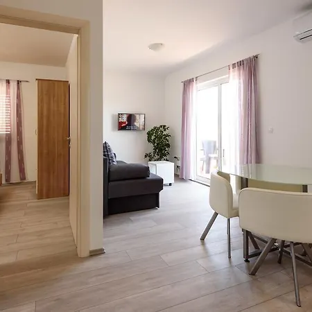 罗比公寓 公寓 *