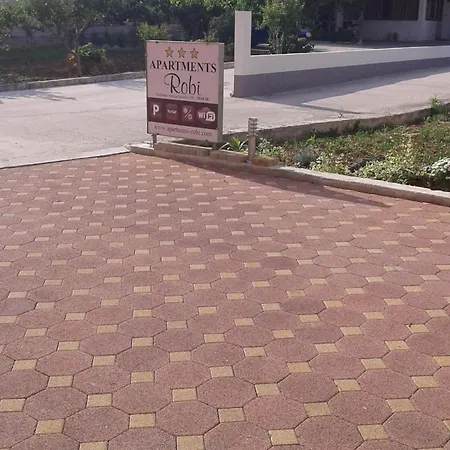 罗比公寓 公寓 *